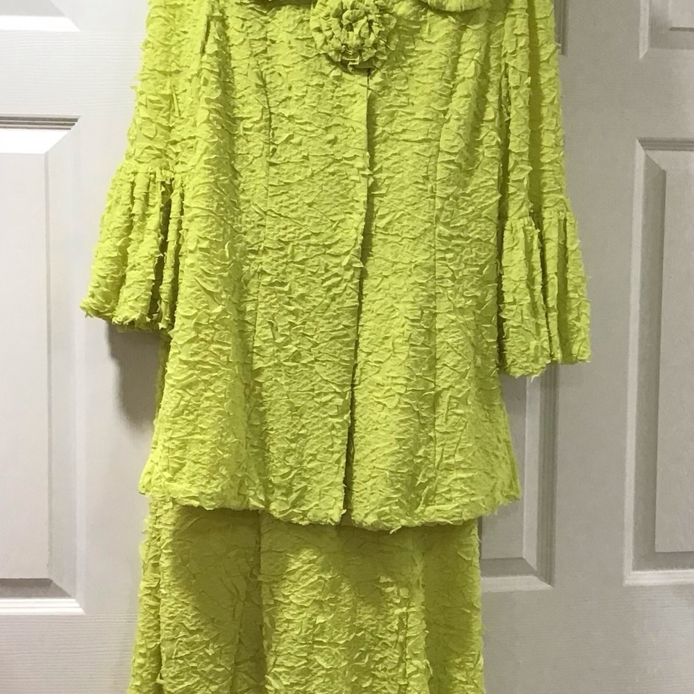 Devine Casuals Lilac green lace skirt set. Size medium, snap front,puffy sleeves